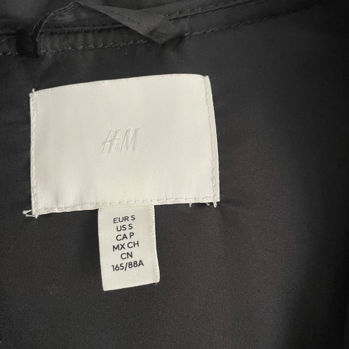 Svart pufferjacka från H&M med huva - 2