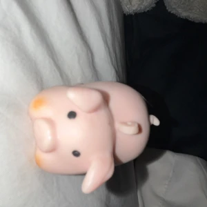 Skön gris med gump. - Denna gris har en gump på 1 meter djup, höjd 1,5 cm, går att töja ut. Snygga kurvor, ingen plastikoperation här nä. 