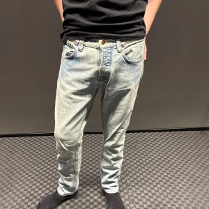 Ljusblå jeans från nudie - Snygga jeans från nudie i en väldigt snygg färg. Stirlent och fräscht. 😁 hör av dig vid frågor🫡