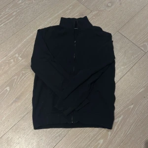 Mango zip  - Hej, säljer en riktigt snygg mango zip i färgen marinblå. Storleken är 152 och passar inte längre än så. Inga defekter✅tveka inte att höra av er🔥