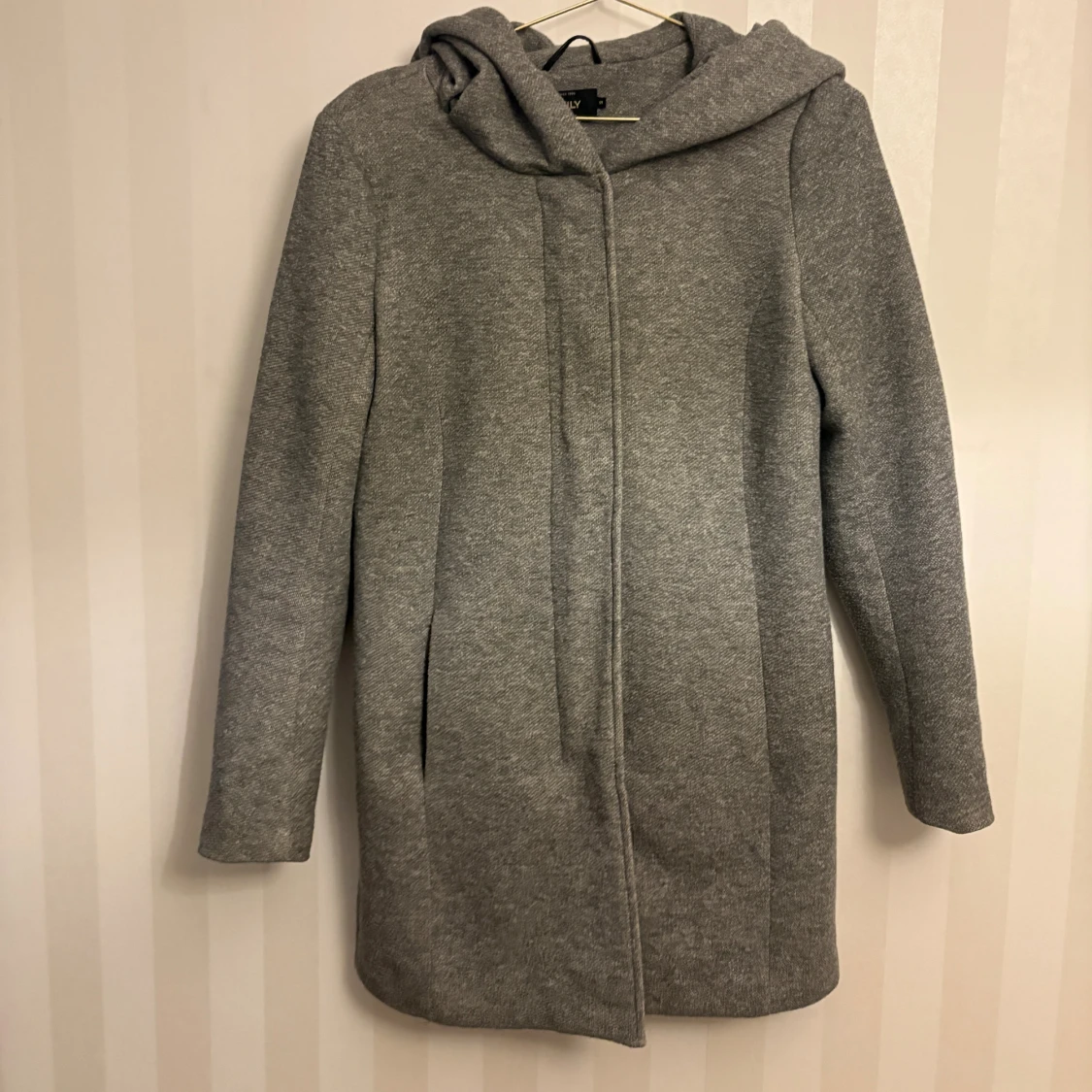 Grå kappa med huva från ONLY