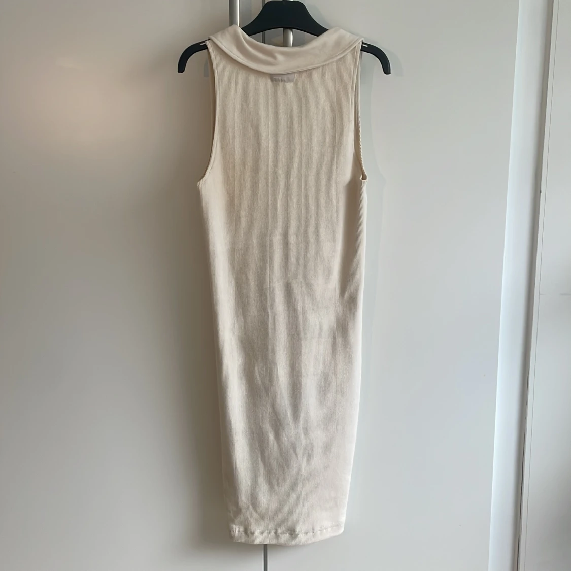 Krämvit ribbad klänning från Dr Denim - 1
