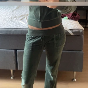 Juicy byxor - Jag säljer mina mörkgröna juicy byxor då dem inte kommer till användning längre, det är storlek xs men dem är uppsydda lite och passar mig som är runt 160cm💕Skriv för fler bilder och tryck gärna på köp nu!🫶🏼