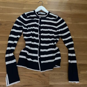 Randig kofta från Zara med pärlknappar - Supersnygg kofta från Zara i svart och vitt med breda ränder. Långa ärmar och pärlknappar.