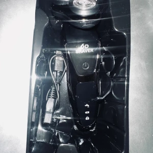 6D Shaver Series 8000 - Elektrisk rakapparat 6D Shaver Series 8000 med roterande huvuden, USB-laddning, rengöringsborste och extra skydd. Skär upp till 20% mer hår per drag. Komplett med manual och tillbehör, ser oanvänd ut och i mycket gott skick.