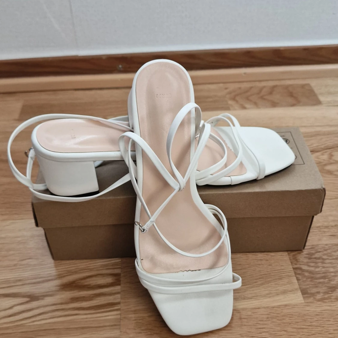 Vita sandaler med blockklack och remmar