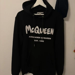 Alexander mqueen hoodie  - En Alexander mqueen hoodie i mycket bra skick inga defekter eller något skriv vid frågor är öppen för bud 