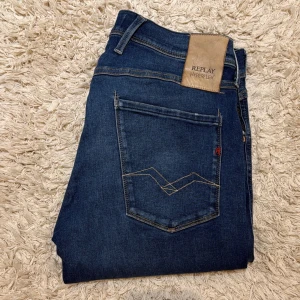 Replay anbass jeans - Säljer ett par blå Replay Hyperflex jeans med klassisk femficksdesign. Modell är anbass och storlek W32/L34. Nypris 1800kr och det är mycket bra skick som nya. Skriv vid funderingar! 