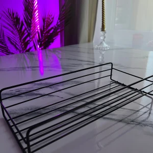 Hylla - En metall hylla för vägg 