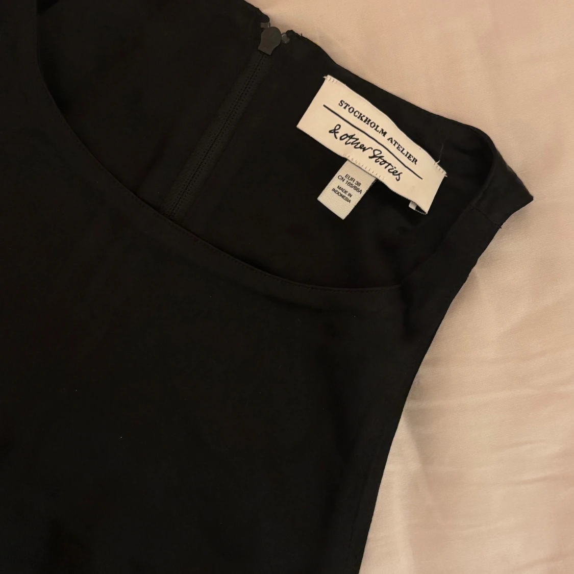 Svart ärmlös topp från & Other Stories - 1