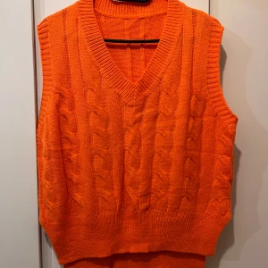 Stickad väst strl L  - Ny stickad väst i strl L. Material: akryl 