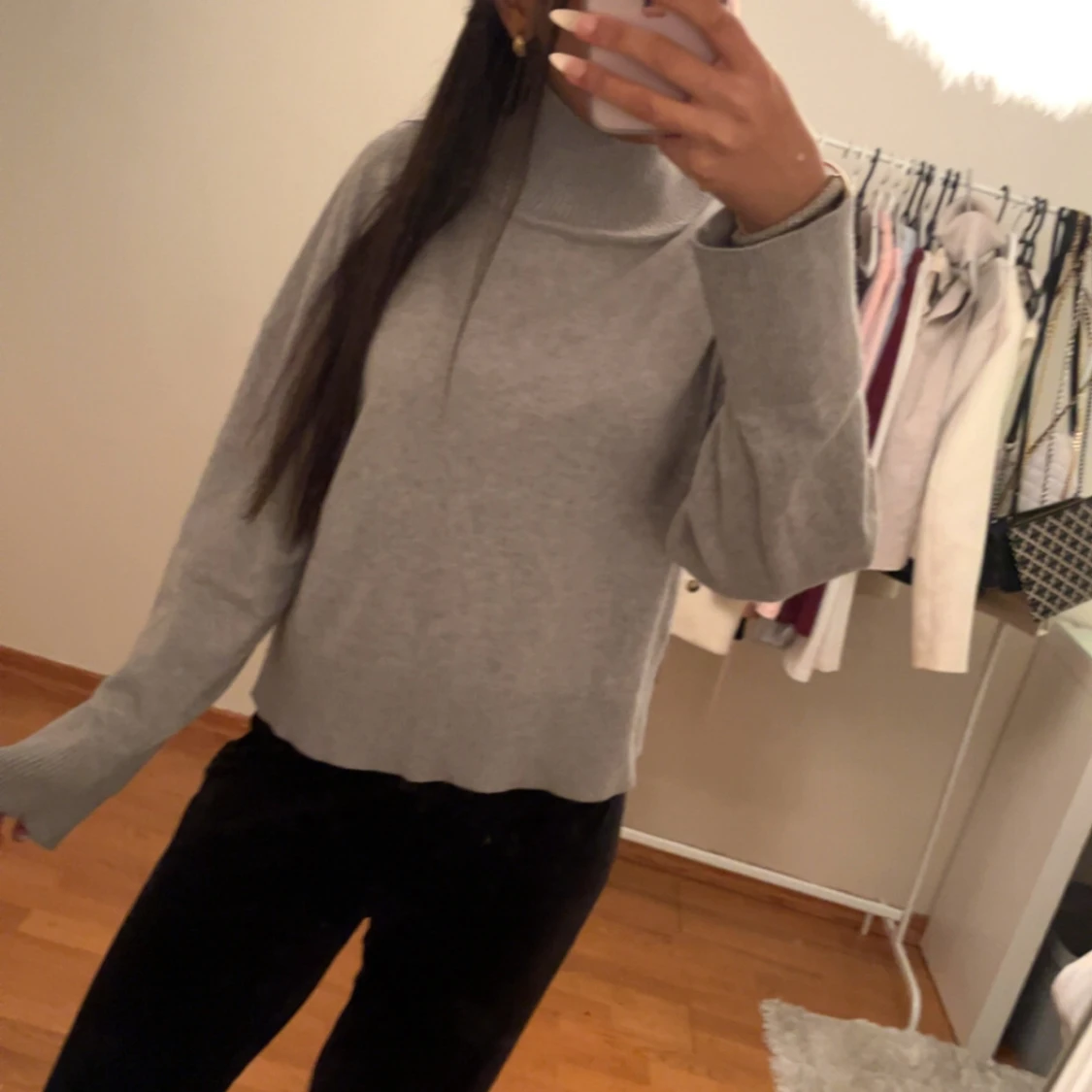 Grå polotröja i mjuk stickad  - 1