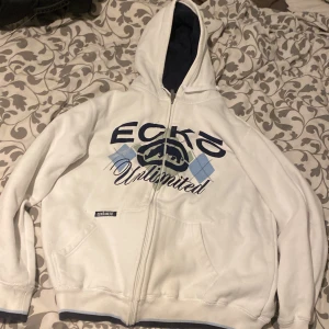 Vit hoodie från Ecko Unlimited - Den är large men passade inte mig och jag är en large så man inte blir förvirrad när man köpt den