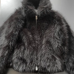 Svart pälsjacka från Weekday XS - Fluffig svart pälsjacka från Weekday i storlek XS men passar även S. Jackan har lång ärm, dragkedja framtill och en riktigt mjuk, lyxig känsla. Perfekt för dig som vill sticka ut med en statementjacka i vinter. Snygg och trendig modell med klassisk passform. Originalpriset var runt 700-1000kr