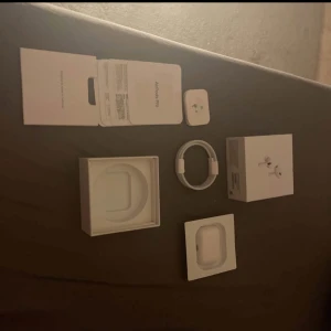 AirPods Pro - Säljer ett par Apple AirPods Pro i mycket fint skick, komplett med originalkartong, laddningskabel och extra öronproppar. Hörlurarna och laddningsetuiet är rena och utan synliga repor. Perfekt för brusreducering och trådlös musikupplevelse.