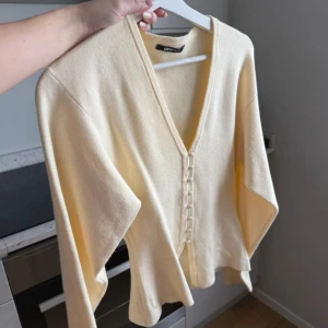 Figursydd cardigan - Jättefin, använd enstaka gång & alla knappar intakta 🌸