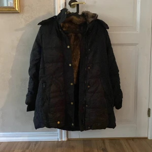 Fodrad vinterjacka från Bella - Helt ny fodrad vinterjacka med avtagbar luva, storlek M, helt oanvänd säljer pga felköp, orginal pris 700kr, pris kan diskuteras💕