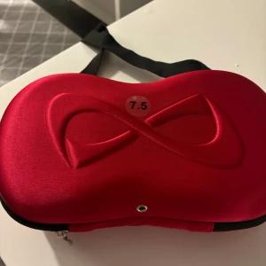 Vita cheerleading sneakers Infinity - Säljer ett par vita cheerleading sneakers från Infinity i storlek 7.5. De är helt oanvända och har bara legat i kartongen. Säljer pågrund av att jag slutat på cheerleading