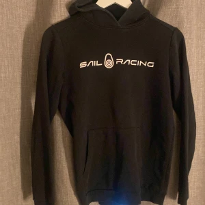 Sail racing hoddie - Sail racing hoddie i storlek 160/S. Använd några gånger. Bra skick i färgen marinblå/svart