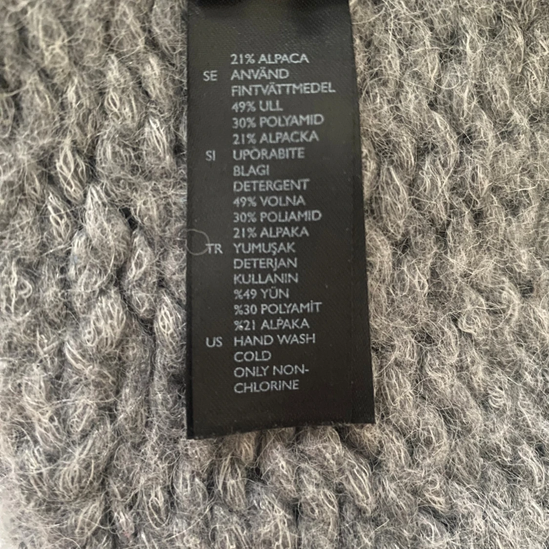 COS grå ull stickad mössa från  - 2