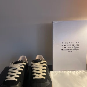 Maison margiela  - Säljer nu mina fräsha margielas då de inte passar mig längre. Sjukt fräsha skor att rekommendera de drar till sig många blickar. Kontakta mig vid frågor eller funderingar och bilder  ✌🏻