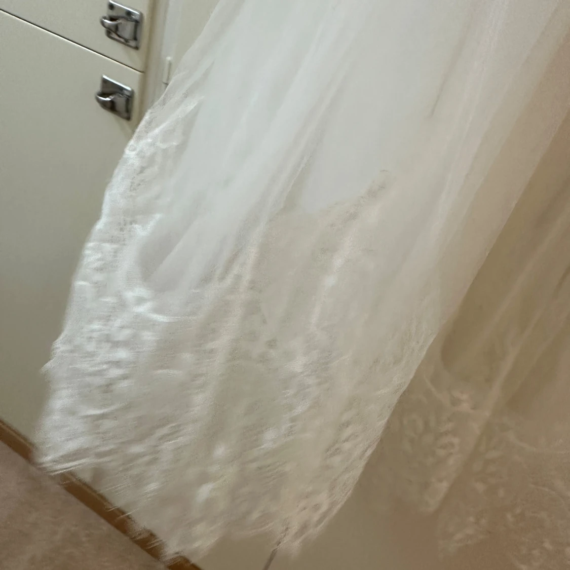 Vit långklänning för barn med spets och pärlor - 3