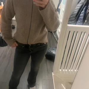 Svarta bootcut jeans - Säljer ett par svarta lågmidjade jeans. Jeansen har normal passform. Dom är i storlek 164 men passar mig som har 34. Använda fåtal gånger . 