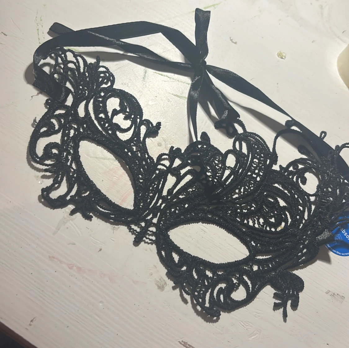 Svart spetsmask med knytband - 1