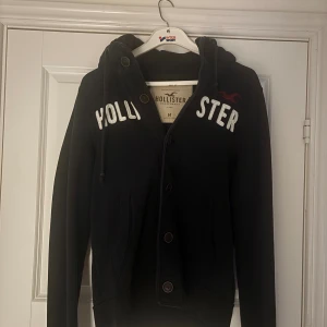 Marinblå Hollister Cardigan - Säljer denna Hollister cardigan i jättebra skick! | Skick 9/10! | Storlek M| Hör av dig vid minsta fundering! | 