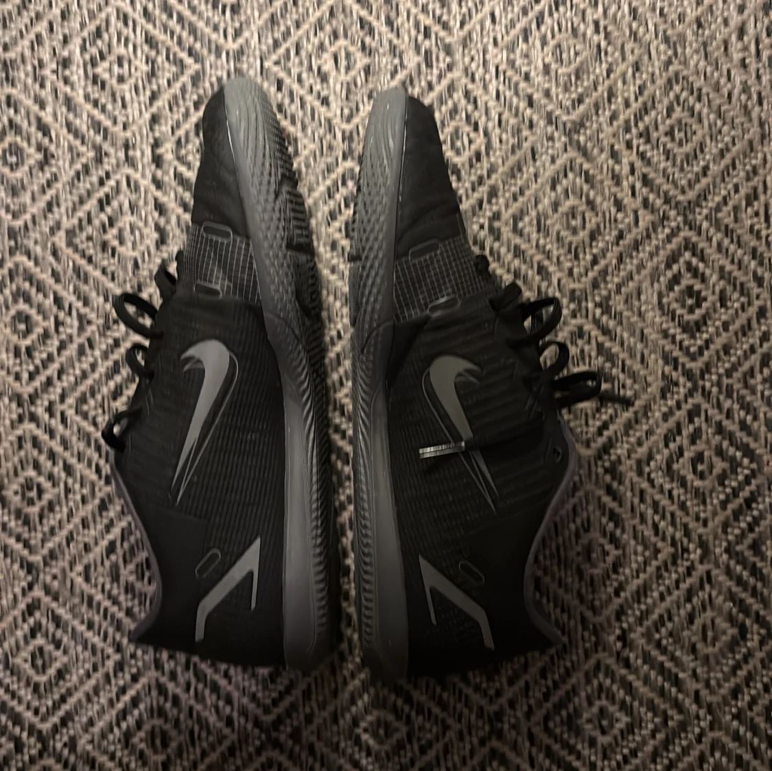 Svarta Nike sneakers med grå detaljer - 1