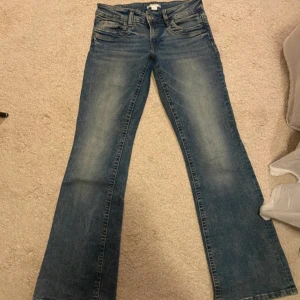 Blå bootcut jeans - Snygga blå bootcut jeans från Gina Young i klassisk tvätt. De är i storlek 170 men sitter som xs,s då de är ganska långa i benen. Använda få gånger. De är låga i midjan