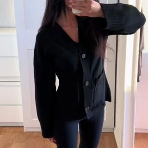 Svart kofta med v-ringning och knappar - Fin och populär kofta från lager 157 i fint skick, normal i storleken💗 första bilden är lånad💗