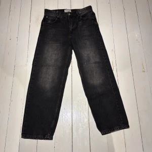 Svarta jeans från Pull&Bear, straight fit - Svarta jeans från Pull&Bear med rak passform och klassisk femficksdesign. Jeansen har en något tvättad look och är tillverkade i kraftigt denimtyg. Perfekta för dig som gillar en enkel och stilren vibe. INGET FAST PRIS