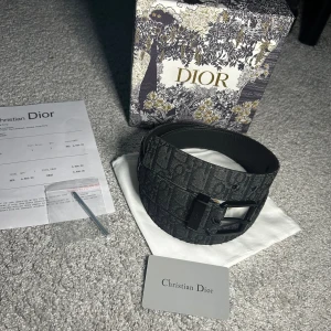 Svart bälte  - Sprillans ny svart bälte. Låda, påse, kort och hålsyl medföljer.