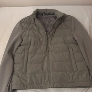 Gråbeige pufferjacka/cardigan från Zara - Snygg gråbeige pufferjacka/cardigan från Zara i storlek M. Pris kan diskuteras!!. Passar dig runt 180