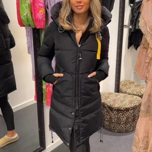 Svart parajumpers longbear jacka  - Super snygg och varm jacka inför vintern. long bear modellen fast i barnstorlek M har oftast XS-S, och den sitter bra. köpt för nästan 2 år sen online, men har endast använts en säsong. Är helsvart* ljuset får den se grönaktig ut. Den har inga slitningar på kedjor osv. 