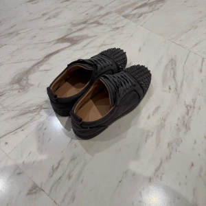 Christian Louboutin skor - Tjena! Säljer ett par Louboutin skor. De är riktigt bra skick förutom att det är två spikar som har lossnat med det kommer med äktra spikar som man kan sätta på, kommer samt med kvitto men tyvärr ingen box. Hör av er om ni har några frågor.