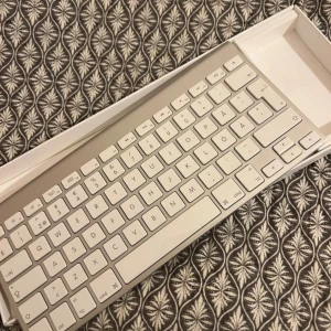 Apple Wireless Keyboard - Snyggt Apple Wireless Keyboard i aluminium och vitt. Kommer i originalförpackning. Tangentbordet är fortfarande i orginalplast och har aldrig använts. Perfekt för Mac eller iPad. Trådlös anslutning via Bluetooth. Observera - mus medföljer ej☺️