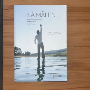 Nå målen: Svenska som andraspråk Delkurs 1 och 2 - Perfekt för dig som vill bli bättre på svenska! Boken ger tydliga genomgångar och massor av övningar i att skriva, läsa och tala. Passar både unga och vuxna som vill utveckla sitt språk och nå sina mål i studier och vardag. Nypris 569. Helt orördoch ny  på insidan det är bara utsidan som ser lite använd ut.😄