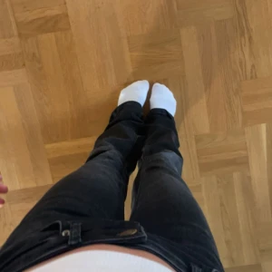Svarta bootcut jeans ZARA - Snygga svarta jeans från Zara💕I storlek 32!🖤Finns bara en super liten slitning i kanten längst ner på ena byxbenet, men inget som syns💋