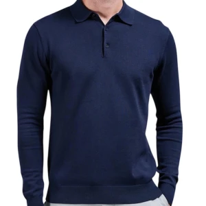 Stickad marinblå pikétröja - Arne - Snygg marinblå pikétröja med lång ärm och klassisk krage. Tröjan har tre knappar framtill och är tillverkad i ett mjukt och tunt material som känns skönt mot huden. Perfekt för dig som gillar stilrena och enkla plagg med en modern touch.