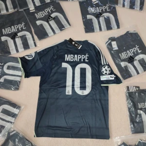 Mbappe real Madrid tröja - Storlek xl men motsvarar mer L/M