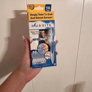 Huasite Easy Earwax Removal Kit Öronrengörare - Huasite Easy Earwax Removal Kit med 16 mjuka och flexibla engångstips. Enkel att använda – vrid för att ta bort öronvax. Inkluderar ergonomiskt handtag och förvaringsask. Produkten är ny i förpackning, utan synligt slitage.