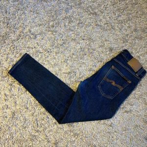Nudie jeans slim modell storlek w30 herr  - Nudie jeans slim modell storlek w30. Skön wash på dessa. Mycket bra skick utan defekter. Nypris runt 1599kr. Postas antigen samma dag som köp eller dagen därpå🙌💯