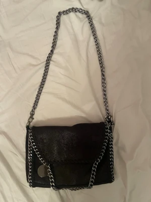 Stella Mccarney Liknande väska - Jättefin handväska med nästan lite glittrigt tyg. Liknar Stella McCartney väskorna❤️