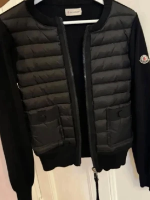 Svart moncler cardigan - Intresskol på min cardigan, köpte den för 4000kr på Plick och den är äkta då QR koden går att scanna. Den är i nyskick då jag inte använt den så pass mycket! Den är i storlek xs men den passar bra på mig och jag har oftas S!