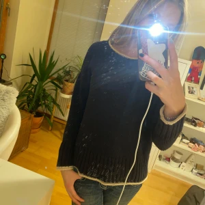 Gosig tjocktröja med rand - Stickad tröja från edc i gosigt material. Superfin modell och jättefin färg. Älskar randen uppe och nere på tröjan! 