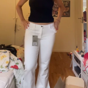 Vita jeans - Så snygga vita jeans från Stradivarius⭐️⭐️använda endast 3 ggr 
