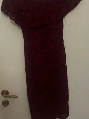 Vinröd spetsklänning från X&O - En jättefin klänning som är använd max två gånger 🌸  