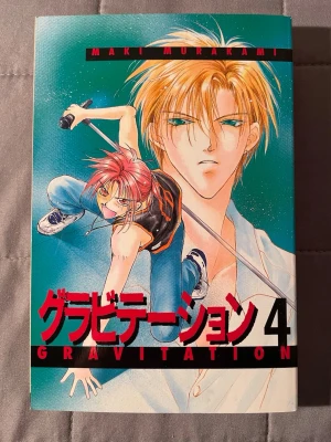 Gravitation 4 - Följ Shuichi och hans band Bad Luck i denna fartfyllda manga om musik, kärlek och rivalitet! Perfekt för dig som gillar romantik, humor och spännande banddrama. Volym 4 bjuder även på en bonusberättelse av Maki Murakami.